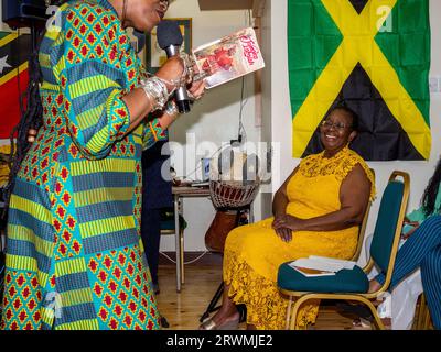 Besucher kommen in der Jamaica Society in Leeds zusammen, um den 75. Jahrestag der Ankunft von HMT Empire Windrush in Großbritannien zu feiern. Stockfoto