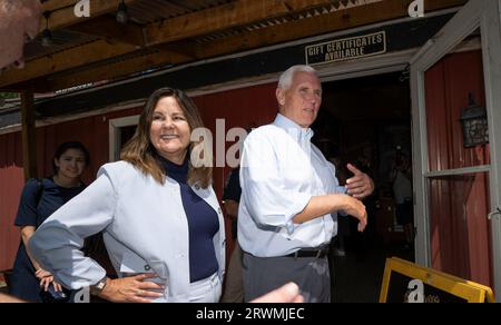 20. Juli 2023 Brentwood, New Hampshire, USA republikanischer Präsidentschaftskandidat, ehemaliger Vizepräsident Mike Pence, grüßt mit seiner Frau Karen Pence ein paar Wähler beim Goody Coles BBQ in Brentwood, New Hampshire. Pence war Präsident Donald TrumpÕs Vizepräsident. (Rick Friedman) Stockfoto