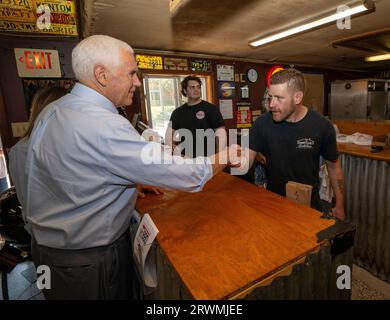 20. Juli 2023 Brentwood, New Hampshire, USA republikanischer Präsidentschaftskandidat, ehemaliger Vizepräsident Mike Pence, grüßt mit seiner Frau Karen Pence ein paar Wähler beim Goody Coles BBQ in Brentwood, New Hampshire. Pence war Präsident Donald TrumpÕs Vizepräsident. (Rick Friedman) Stockfoto