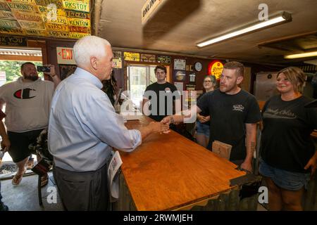 20. Juli 2023 Brentwood, New Hampshire, USA republikanischer Präsidentschaftskandidat, ehemaliger Vizepräsident Mike Pence, grüßt mit seiner Frau Karen Pence ein paar Wähler beim Goody Coles BBQ in Brentwood, New Hampshire. Pence war Präsident Donald TrumpÕs Vizepräsident. (Rick Friedman) Stockfoto