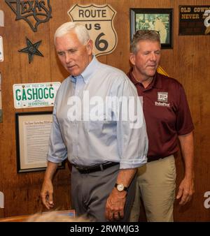 20. Juli 2023 Brentwood, New Hampshire, USA republikanischer Präsidentschaftskandidat, ehemaliger Vizepräsident Mike Pence, grüßt mit seiner Frau Karen Pence ein paar Wähler beim Goody Coles BBQ in Brentwood, New Hampshire. Pence war Präsident Donald TrumpÕs Vizepräsident. (Rick Friedman) Stockfoto