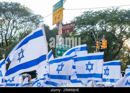 New York, New York, USA. September 2023. (NEU) israelische Expats und US-Juden protestieren während des UN-Besuchs von Premierminister Netanjahu. 19. September 2023, New York, New York, USA: Israelische Expats und US-Juden, die Banner und israelische Flaggen halten, versammeln sich vor dem Metropolitan Museum of Art, während Premierminister Benjamin Netanjahu am 19. September 2023 in New York City am Empfang des Präsidenten beider teilnimmt. Premierminister Netanjahu ist in New York für die jährliche Versammlung der Weltpolitiker der Generalversammlung der Vereinten Nationen. Die Proteste wurden von den in Israel ansässigen Aktivistengruppen Broth organisiert Stockfoto