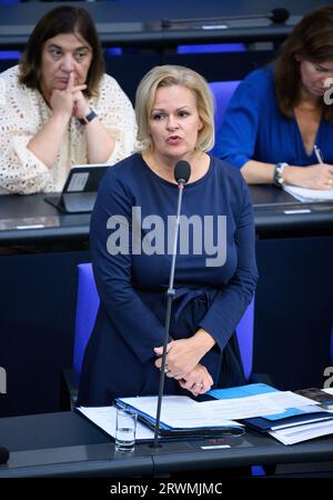 20. September 2023, Berlin: Nancy Faeser (SPD), Bundesministerin für Inneres und Inneres, spricht während der Regierungsbefragung im Plenum des Deutschen Bundestages. Die Hauptthemen der 121. Tagung der 20. Legislaturperiode sind neben der Vernehmung von Innenminister Faeser und Bildungsminister stark-Watzinger durch die Regierung eine aktuelle Stunde über das Erdbeben in Marokko und die Flutkatastrophe in Libyen. eine Debatte über den Jahrestag der Dissidenten-Protestbewegung im Iran und die erste Lesung des Gesetzes zur Ausweitung der administrativen Digitalisierung. Foto: Be Stockfoto