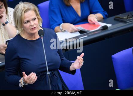 20. September 2023, Berlin: Nancy Faeser (SPD), Bundesministerin für Inneres und Inneres, spricht während der Regierungsbefragung im Plenum des Deutschen Bundestages. Die Hauptthemen der 121. Tagung der 20. Legislaturperiode sind neben der Vernehmung von Innenminister Faeser und Bildungsminister stark-Watzinger durch die Regierung eine aktuelle Stunde über das Erdbeben in Marokko und die Flutkatastrophe in Libyen. eine Debatte über den Jahrestag der Dissidenten-Protestbewegung im Iran und die erste Lesung des Gesetzes zur Ausweitung der administrativen Digitalisierung. Foto: Be Stockfoto