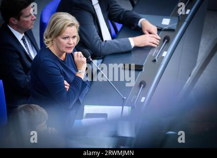 20. September 2023, Berlin: Nancy Faeser (SPD), Bundesministerin für Inneres und Inneres, spricht während der Regierungsbefragung im Plenum des Deutschen Bundestages. Die Hauptthemen der 121. Tagung der 20. Legislaturperiode sind neben der Vernehmung von Innenminister Faeser und Bildungsminister stark-Watzinger durch die Regierung eine aktuelle Stunde über das Erdbeben in Marokko und die Flutkatastrophe in Libyen. eine Debatte über den Jahrestag der Dissidenten-Protestbewegung im Iran und die erste Lesung des Gesetzes zur Ausweitung der administrativen Digitalisierung. Foto: Be Stockfoto