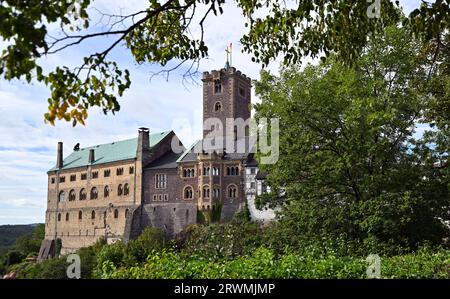 Eisenach, Deutschland. September 2023. Die Sonne scheint über der Wartburg. Am Weltkindertag öffnet sich der neue Abenteuer- und Wissensweg „Eselei“ an der ehemaligen Eselstation unterhalb der Wartburg. An zehn Stationen auf rund 300 Metern Waldweg erfahren die Besucher interessante Fakten über den Thüringer Löwen, Martin Luther, St. Elisabeth und andere Schauspieler und Ereignisse in der Geschichte der Wartburg. Quelle: Martin Schutt/dpa/Alamy Live News Stockfoto