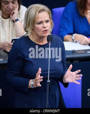 20. September 2023, Berlin: Nancy Faeser (SPD), Bundesministerin für Inneres und Inneres, spricht während der Regierungsbefragung im Plenum des Deutschen Bundestages. Die Hauptthemen der 121. Tagung der 20. Legislaturperiode sind neben der Vernehmung von Innenminister Faeser und Bildungsminister stark-Watzinger durch die Regierung eine aktuelle Stunde über das Erdbeben in Marokko und die Flutkatastrophe in Libyen. eine Debatte über den Jahrestag der Dissidenten-Protestbewegung im Iran und die erste Lesung des Gesetzes zur Ausweitung der administrativen Digitalisierung. Foto: Be Stockfoto