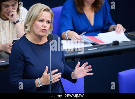 20. September 2023, Berlin: Nancy Faeser (SPD), Bundesministerin für Inneres und Inneres, spricht während der Regierungsbefragung im Plenum des Deutschen Bundestages. Die Hauptthemen der 121. Tagung der 20. Legislaturperiode sind neben der Vernehmung von Innenminister Faeser und Bildungsminister stark-Watzinger durch die Regierung eine aktuelle Stunde über das Erdbeben in Marokko und die Flutkatastrophe in Libyen. eine Debatte über den Jahrestag der Dissidenten-Protestbewegung im Iran und die erste Lesung des Gesetzes zur Ausweitung der administrativen Digitalisierung. Foto: Be Stockfoto