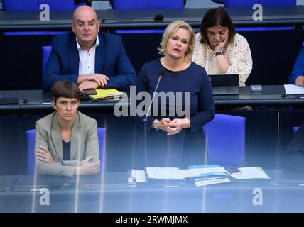 20. September 2023, Berlin: Nancy Faeser (SPD), Bundesministerin für Inneres und Inneres, spricht während der Regierungsbefragung im Plenum des Deutschen Bundestages. Die Hauptthemen der 121. Tagung der 20. Legislaturperiode sind neben der Vernehmung von Innenminister Faeser und Bildungsminister stark-Watzinger durch die Regierung eine aktuelle Stunde über das Erdbeben in Marokko und die Flutkatastrophe in Libyen. eine Debatte über den Jahrestag der Dissidenten-Protestbewegung im Iran und die erste Lesung des Gesetzes zur Ausweitung der administrativen Digitalisierung. Foto: Be Stockfoto