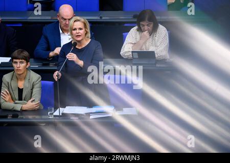 20. September 2023, Berlin: Nancy Faeser (SPD), Bundesministerin für Inneres und Inneres, spricht während der Regierungsbefragung im Plenum des Deutschen Bundestages. Die Hauptthemen der 121. Tagung der 20. Legislaturperiode sind neben der Vernehmung von Innenminister Faeser und Bildungsminister stark-Watzinger durch die Regierung eine aktuelle Stunde über das Erdbeben in Marokko und die Flutkatastrophe in Libyen. eine Debatte über den Jahrestag der Dissidenten-Protestbewegung im Iran und die erste Lesung des Gesetzes zur Ausweitung der administrativen Digitalisierung. Foto: Be Stockfoto