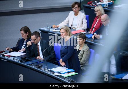 20. September 2023, Berlin: Nancy Faeser (SPD), Bundesministerin für Inneres und Inneres, spricht während der Regierungsbefragung im Plenum des Deutschen Bundestages. Die Hauptthemen der 121. Tagung der 20. Legislaturperiode sind neben der Vernehmung von Innenminister Faeser und Bildungsminister stark-Watzinger durch die Regierung eine aktuelle Stunde über das Erdbeben in Marokko und die Flutkatastrophe in Libyen. eine Debatte über den Jahrestag der Dissidenten-Protestbewegung im Iran und die erste Lesung des Gesetzes zur Ausweitung der administrativen Digitalisierung. Foto: Be Stockfoto