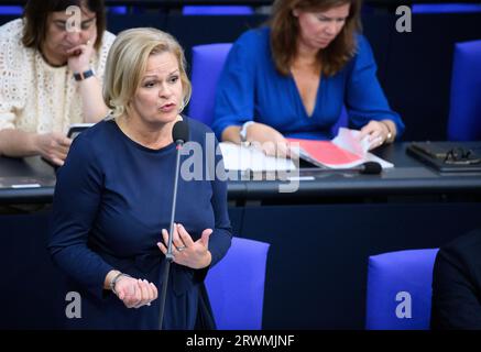 20. September 2023, Berlin: Nancy Faeser (SPD), Bundesministerin für Inneres und Inneres, spricht während der Regierungsbefragung im Plenum des Deutschen Bundestages. Die Hauptthemen der 121. Tagung der 20. Legislaturperiode sind neben der Vernehmung von Innenminister Faeser und Bildungsminister stark-Watzinger durch die Regierung eine aktuelle Stunde über das Erdbeben in Marokko und die Flutkatastrophe in Libyen. eine Debatte über den Jahrestag der Dissidenten-Protestbewegung im Iran und die erste Lesung des Gesetzes zur Ausweitung der administrativen Digitalisierung. Foto: Be Stockfoto