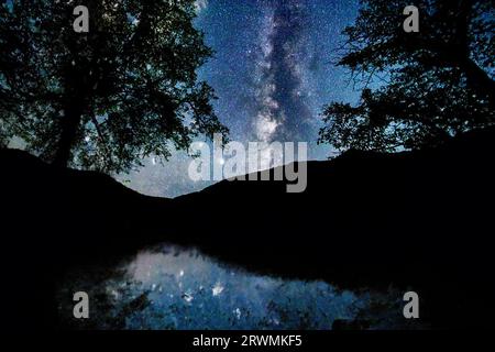 Nächtliche Landschaft mit Sternen der toskanischen Hügel in Italien Stockfoto