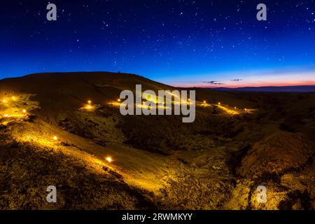 Nächtliche Landschaft mit Sternen der toskanischen Hügel in Italien Stockfoto