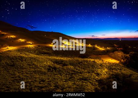 Nächtliche Landschaft mit Sternen der toskanischen Hügel in Italien Stockfoto