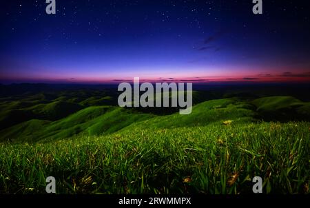 Nächtliche Landschaft mit Sternen der toskanischen Hügel in Italien Stockfoto