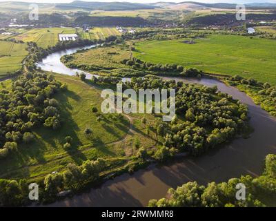 Idyllischer Blick auf den mäandernden Fluss Mures, in der Nähe der Stadt Targu Mures, Rumänien Stockfoto