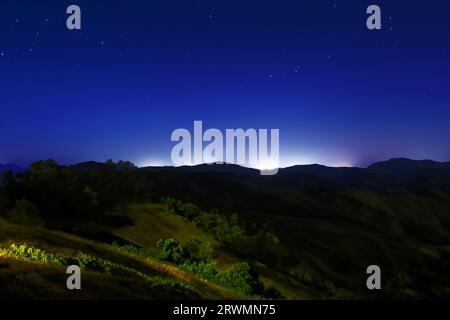 Nächtliche Landschaft mit Sternen der toskanischen Hügel in Italien Stockfoto