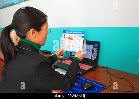 Luannan County, China - 14. April 2022: Eine Lehrerin nimmt den Internet-Kurs über ein Remote-System unter dem Einfluss des New Coronavirus Stockfoto