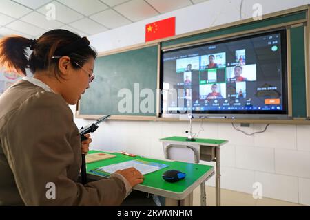 Luannan County, China - 14. April 2022: Eine Lehrerin nimmt den Internet-Kurs über ein Remote-System unter dem Einfluss des New Coronavirus Stockfoto