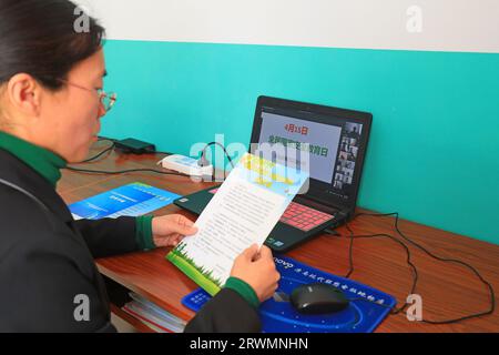 Luannan County, China - 14. April 2022: Eine Lehrerin nimmt den Internet-Kurs über ein Remote-System unter dem Einfluss des New Coronavirus Stockfoto