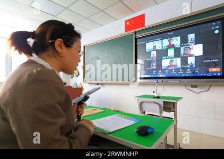 Luannan County, China - 14. April 2022: Eine Lehrerin nimmt den Internet-Kurs über ein Remote-System unter dem Einfluss des New Coronavirus Stockfoto