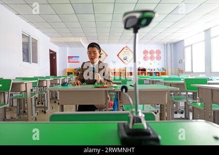 Luannan County, China - 14. April 2022: Eine Lehrerin nimmt den Internet-Kurs über ein Remote-System unter dem Einfluss des New Coronavirus Stockfoto