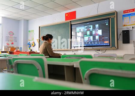 Luannan County, China - 14. April 2022: Eine Lehrerin nimmt den Internet-Kurs über ein Remote-System unter dem Einfluss des New Coronavirus Stockfoto