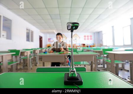 Luannan County, China - 14. April 2022: Eine Lehrerin nimmt den Internet-Kurs über ein Remote-System unter dem Einfluss des New Coronavirus Stockfoto