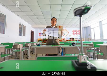 Luannan County, China - 14. April 2022: Eine Lehrerin nimmt den Internet-Kurs über ein Remote-System unter dem Einfluss des New Coronavirus Stockfoto