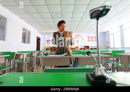 Luannan County, China - 14. April 2022: Eine Lehrerin nimmt den Internet-Kurs über ein Remote-System unter dem Einfluss des New Coronavirus Stockfoto