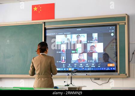 Luannan County, China - 14. April 2022: Eine Lehrerin nimmt den Internet-Kurs über ein Remote-System unter dem Einfluss des New Coronavirus Stockfoto