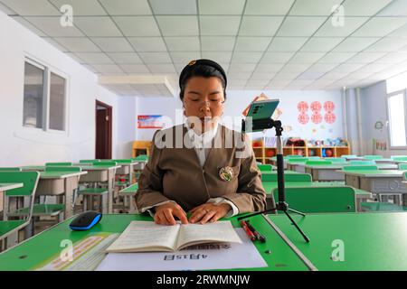 Luannan County, China - 14. April 2022: Eine Lehrerin nimmt den Internet-Kurs über ein Remote-System unter dem Einfluss des New Coronavirus Stockfoto