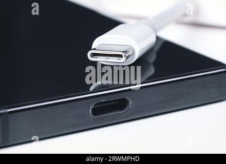 USB-Kabel Typ C, Ladegerät Typ C-Anschluss auf weißem Hintergrund, Ladeanschluss des Mobiltelefons, Technologiekonzept für Smartphone-Ladegerät. Stockfoto