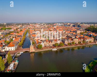 Hochwinkel-Drohnen-Aussichtspunkt auf Kanälen im Stadtzentrum von Alkmaar, Nordholland, Niederlande am Sommertag im September Stockfoto