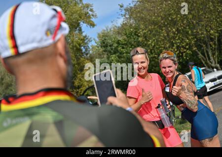 20. September 2023, Brandenburg, Reitwein: Joyce Hübner, Athletin, und Melanie, Mitläufer, lassen Sie sich während einer Pause auf der letzten Etappe der Tour durch Deutschland auf dem Deich an der deutsch-polnischen Grenze der oder fotografieren. Joyce Hübner wird von weiteren Läufern begleitet. Das Ziel ist für den Nachmittag an der Stadtbrücke in Frankfurt (oder) geplant. Joyce Hübner hat nun 120 Marathons hintereinander gelaufen und eine Strecke von 5.200 Kilometern entlang der deutschen Grenze zurückgelegt. Mit diesem Projekt möchte der Extremsportler andere Menschen dazu inspirieren, ihre Komfortzone zu verlassen und zu zeigen, wie man seine persönlichen Lis testet Stockfoto