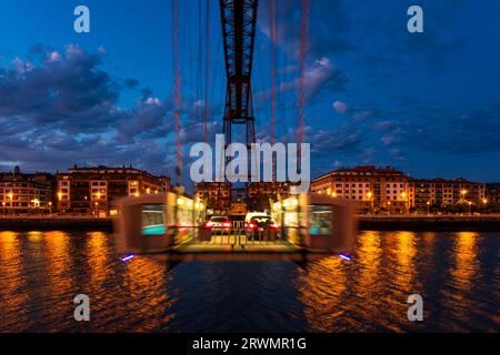 Frontalansicht der Vizcaya-Brücke in Portugalete, Spanien bei Dämmerung. Die Vizcaya-Brücke ist eine Transportbrücke und wurde 1893 eröffnet. Stockfoto