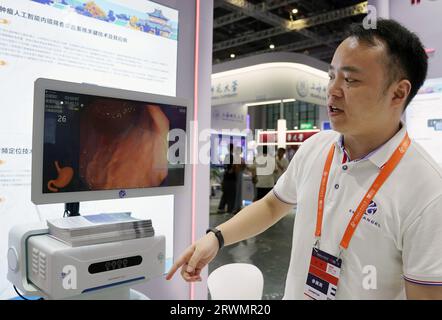 Shanghai, China. September 2023. Ein Mitarbeiter stellt am Stand der Wuhan University auf der 23. China International Industry Fair in Shanghai, Ostchina, am 20. September 2023 ein endoskopisches Screening- und Diagnosesystem für gastrointestinale Tumoren vor, das auf KI-Technologie basiert. Mehr als 800 Projekte von über 80 Universitäten werden auf der laufenden 23. China International Industry Fair im Ausstellungsbereich der Universitäten gezeigt. Liu Ying/Xinhua/Alamy Live News Stockfoto