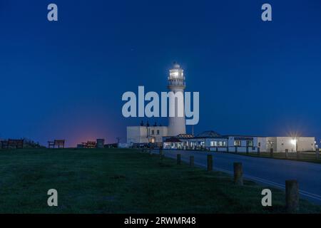 Flamborough Lighthouse bei Nacht mit zwei LED-Leuchten, die ein- und ausschalten. Stockfoto