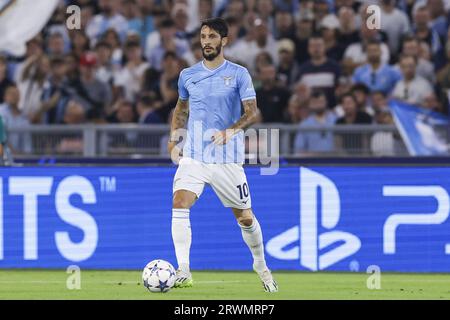 Rom, Italien. September 2023. Der spanische Mittelfeldspieler Luis Alberto aus Lazio kontrolliert den Ball beim UEFA Champions League-Spiel SS Lazio gegen Atletico Madrid im Olimpico-Stadion am 19. September 2023 in Rom. Quelle: Unabhängige Fotoagentur/Alamy Live News Stockfoto