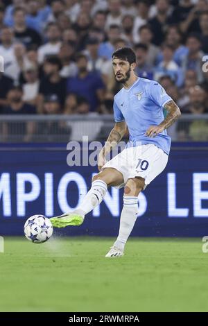 Rom, Italien. September 2023. Der spanische Mittelfeldspieler Luis Alberto aus Lazio kontrolliert den Ball beim UEFA Champions League-Spiel SS Lazio gegen Atletico Madrid im Olimpico-Stadion am 19. September 2023 in Rom. Quelle: Unabhängige Fotoagentur/Alamy Live News Stockfoto