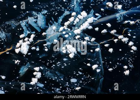 Winter Naturphänomen Schneeblumen entstehen durch extreme Temperaturschwankungen auf Eis und Risse im Eis. Stockfoto