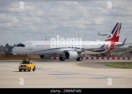 Orly, Frankreich. September 2023. Flugzeug Großbritannien König Karl III. Ankunft am Flughafen Orly am 20. September 2023, am ersten Tag eines Staatsbesuchs in Frankreich. Großbritannien König Karl III. Und seine Frau Königin Camilla sind auf einem dreitägigen Staatsbesuch in Frankreich. Foto: Raphael Lafargue/ABACAPRESS.COM Credit: Abaca Press/Alamy Live News Stockfoto