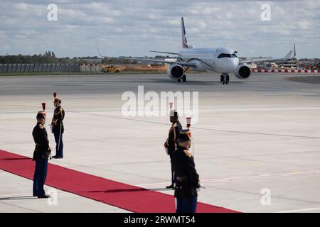 Orly, Frankreich. September 2023. Flugzeug Großbritannien König Karl III. Ankunft am Flughafen Orly am 20. September 2023, am ersten Tag eines Staatsbesuchs in Frankreich. Großbritannien König Karl III. Und seine Frau Königin Camilla sind auf einem dreitägigen Staatsbesuch in Frankreich. Foto: Raphael Lafargue/ABACAPRESS.COM Credit: Abaca Press/Alamy Live News Stockfoto