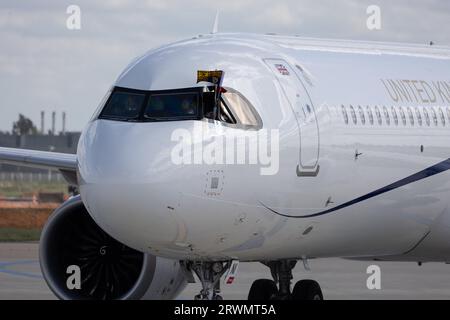 Orly, Frankreich. September 2023. Flugzeug Großbritannien König Karl III. Ankunft am Flughafen Orly am 20. September 2023, am ersten Tag eines Staatsbesuchs in Frankreich. Großbritannien König Karl III. Und seine Frau Königin Camilla sind auf einem dreitägigen Staatsbesuch in Frankreich. Foto: Raphael Lafargue/ABACAPRESS.COM Credit: Abaca Press/Alamy Live News Stockfoto