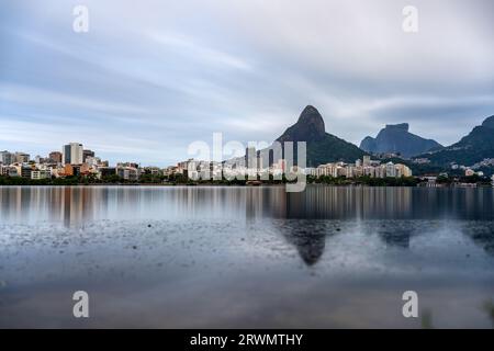 Langzeitbelichtung Von Lagoa In Rio De Janeiro Mit Kontrastierendem Stadtbild Stockfoto