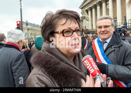 Paris, Frankreich, Porträt, Anführerin Der Schwulen Ehe, Christine Boutin, französischer Politiker, Christdemokraten, bei der öffentlichen Demonstration, vor dem französischen Senatsgebäude, Interview für den französischen Rundfunk, 2013 Stockfoto