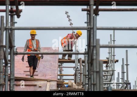 Chongqing. September 2023. Arbeiter sind an Bauarbeiten auf der Baustelle der Jiangjin-Nordstation im Abschnitt Sichuan-Chongqing der Hochgeschwindigkeitsbahn Chongqing-Kunming in der südwestchinesischen Gemeinde Chongqing, 20. September 2023, beteiligt. Die 699 Kilometer lange Schnellfahrstrecke Chongqing-Kunming mit einer geplanten Geschwindigkeit von 350 Stundenkilometern ist ein wichtiger Bestandteil des Eisenbahnkorridors, der die chinesische Hauptstadt Peking mit Kunming in der südwestchinesischen Provinz Yunnan verbindet. Quelle: Tang Yi/Xinhua/Alamy Live News Stockfoto