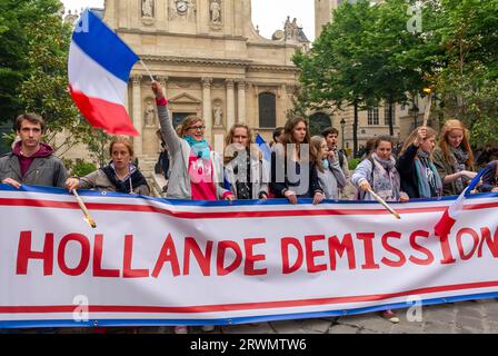 Paris, Frankreich, Große Menschenmenge Junge Leute, Front, Demonstration, Anti-Schwule Ehe, Universitätsstudenten, Manif Pour Tous, bei der öffentlichen Demonstration, draußen, Französische Sorbonne Universität, Protest Banner (Präsident Hollande Quit) 2013, Politik Religion, Frauen Teenager, rechter märz gegen lgbt Protest Stockfoto