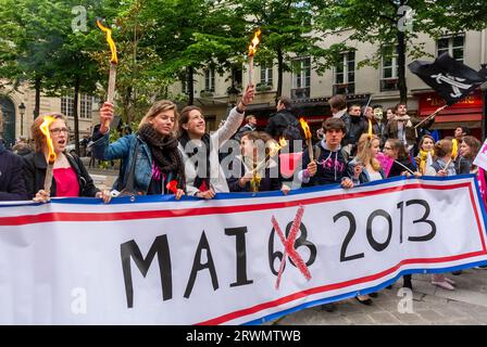 Paris, Frankreich, große Menschenmenge, Jugendliche, Demonstrationen, Anti-Homosexuelle Ehe, Universitätsstudenten, Teenager, GirIs, Manif Pour Tous, bei der öffentlichen Demonstration, draußen, Französische Sorbonne Universität, rechts 2013 Stockfoto